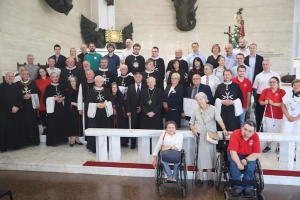 arcybiskup jędraszewski z kawalerami maltańskimi